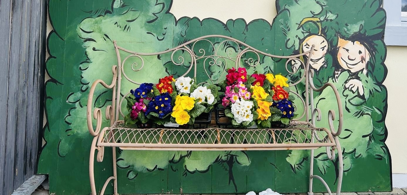 Eingang Wandmalerei und Blumen